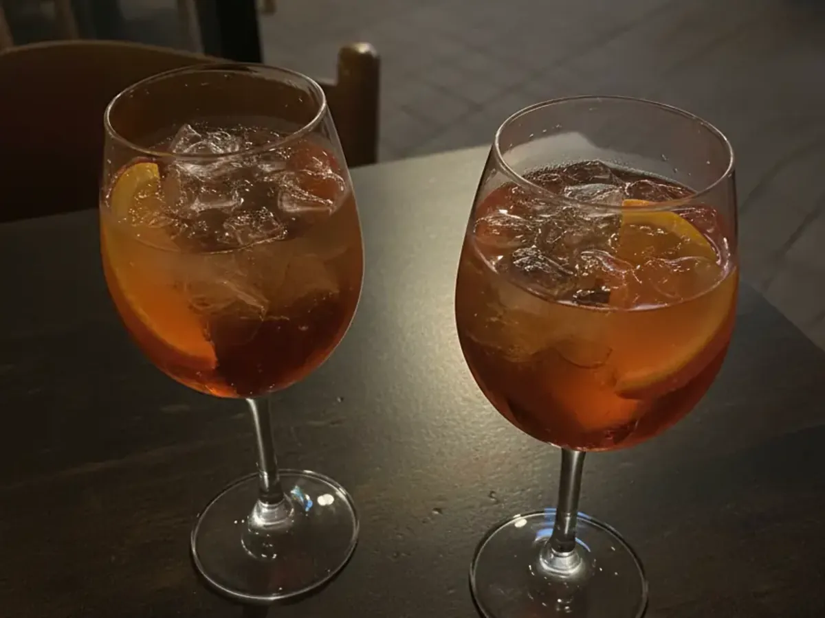 Zwei Aperol Spritz auf dem Tisch von Punto DiVino