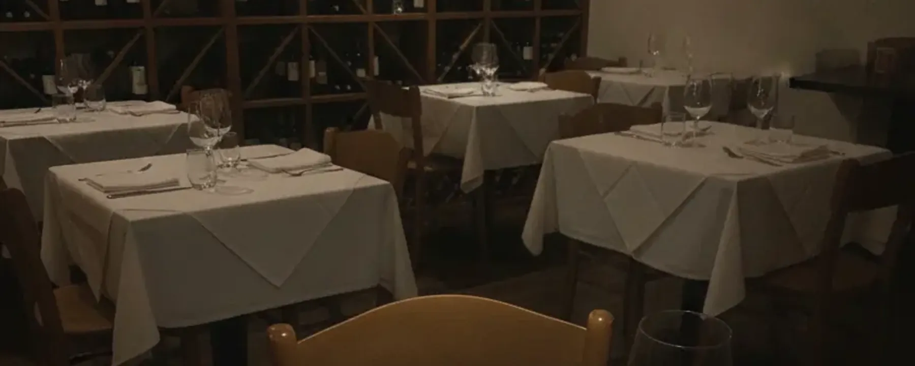 Gastraum von Punto DiVino mit Weinregalen an der Wand