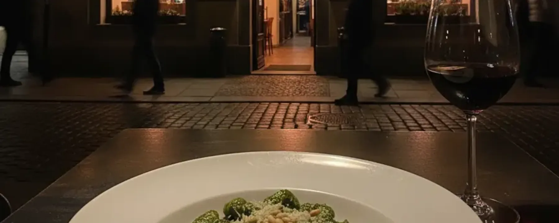 Eingang von Punto DiVino an der Sendlinger Strasse in München am Abend
